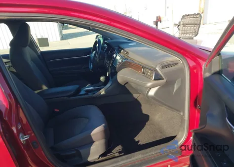 2020 Toyota Camry Le z USA, uszkodzony, nr VIN 4T1C11AK8LU354762